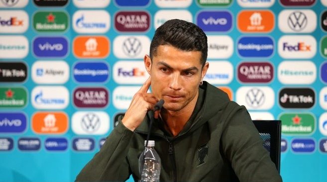 Bàn họp báo của Ronaldo còn chai nước lọc sau khi đẩy 2 chai Coca-Cola khỏi tầm nhìn