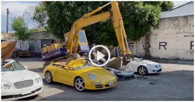 Video khoảnh khắc máy xúc phá loạt xe sang nhập lậu không thương tiếc