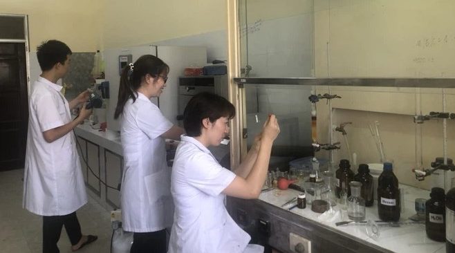 Các nhà khoa học Viện Hóa học tiến hành nghiên cứu trong phòng thí nghiệm