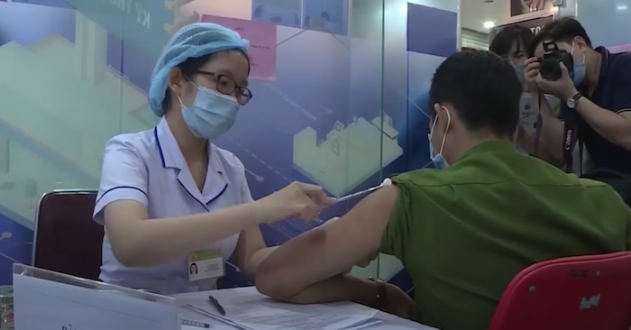 Chuyên gia chỉ ra nguy cơ lây nhiễm tại các điểm tiêm phòng vắc xin Covid-19 tập trung tại TP.HCM (ảnh chụp màn hình video Youtube).