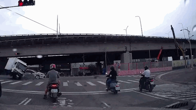 vứt xe máy và phản xạ nhanh, giúp người đàn ông thoát nạn trong gang tấc