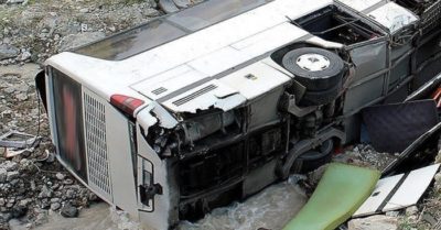 Lật xe buýt khiến 60 người thương vong