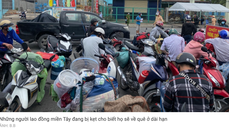 300 công nhân miền Tây 'mắc kẹt' giữa TP. HCM và Long An khi về quê tránh Covid-19 (ảnh chụp màn hình trên báo Thanh Niên).