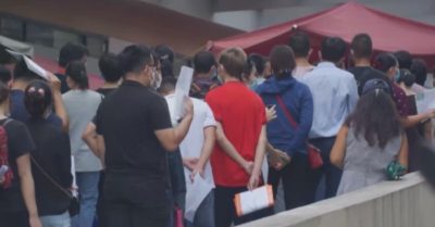 Chen chúc lộn xộn ở buổi tiêm vắc xin tại Bệnh viện E