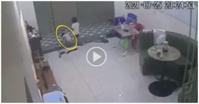 Video giây phút sinh tử của cháu bé bị cửa cuốn đè ngang người