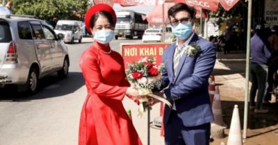 Cặp đôi tổ chức cưới tại chốt kiểm dịch rồi… ai về nhà nấy
