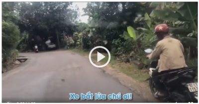 Video: Người đàn ông đi xe máy bị cháy mà không biết, tài xế ôtô đuổi theo giúp đỡ