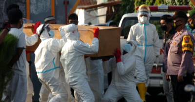 Bệnh viện ‘vỡ trận’, đặt hàng quan tài tăng vọt – Indonesia lún sâu vào khủng hoảng Covid-19