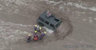 Video: Nghẹt thở giải cứu 3 bố con trên xe bị lũ dữ cuốn trôi