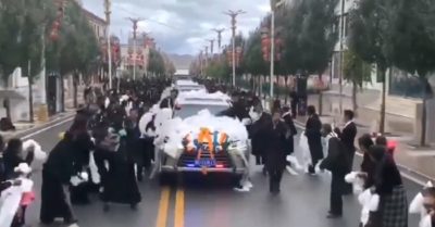 Ông Tập đến thăm Tây Tạng, cư dân mạng xôn xao ‘Sao lại ngồi xe tang?’