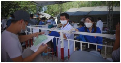 Thuê taxi đi rút tiền nhưng không có giấy xét nghiệm, nam thanh niên trốn trong cốp xe