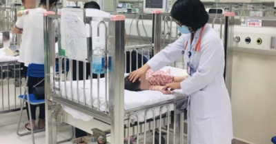 Bé gần 3 tuổi ở Hà Nội phù não do bị văng ra đường khi ngồi phía trước xe máy