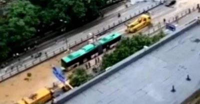 Đường hầm Trịnh Châu: Xe buýt bịt kín vải đen được kéo ra khỏi hiện trường