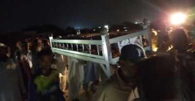 Xe chở người Trung Quốc bị đánh bom, 2 trẻ em chơi ven đường mất mạng