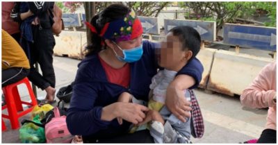 Mẹ bế con gái bại não trên tay vượt hơn 1.400 km bằng xe máy về Nghệ An tránh dịch