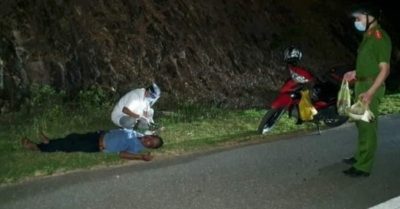 Nhịn đói 3 ngày chạy xe máy về quê, người đàn ông ngã gục bên đường