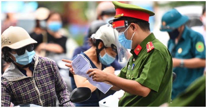 Ngoài giấy đi đường, người dân cần xuất trình chứng minh nhân dân, lịch trực, lịch làm việc của cơ quan (ảnh chụp màn hình trên báo VnExpress).