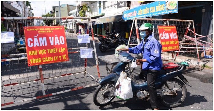 Một con đường bị phong tỏa để chống dịch ở phường 4, quận 3, TP. HCM (ảnh chụp màn hình trên báo Tuổi Trẻ).