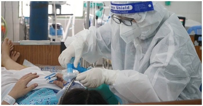 Bác sĩ Bệnh viện Hùng Vương đang điều trị cho sản phụ mắc Covid-19 (ảnh chụp màn hình trên báo VnExpress).