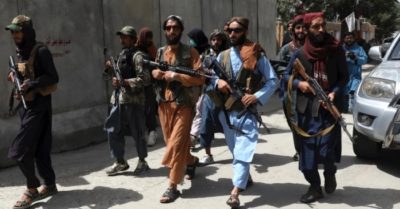 Taliban vác súng tới gõ cửa từng nhà dân, thúc giục mọi người đi làm trở lại