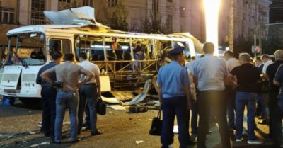 Video: Khoảnh khắc xe buýt chở 35 người bất ngờ bị xé toạc, nhiều người thương vong