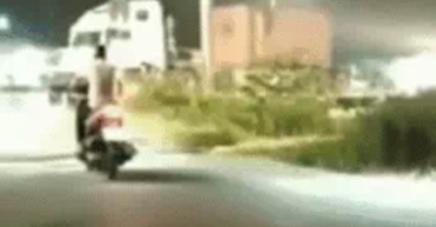 Video: Mặc còi tàu hú, người đàn ông đi xe máy cố băng qua đường ray