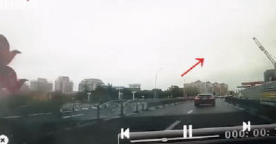 Video: Cần cẩu bị gió mạnh thổi đổ sụp trúng ôtô đang đi trên đường