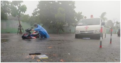 Video: Bão số 5 chưa đổ bộ đường Đà  Nẵng đã thành sông, xe chết máy la liệt có cả xe cứu thương