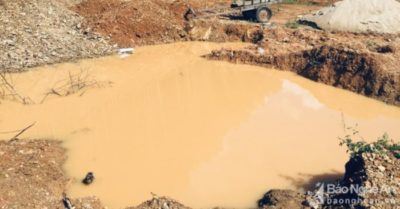 Cầm đèn trung thu chơi một mình quanh vườn, bé 4 tuổi rơi xuống hố nước