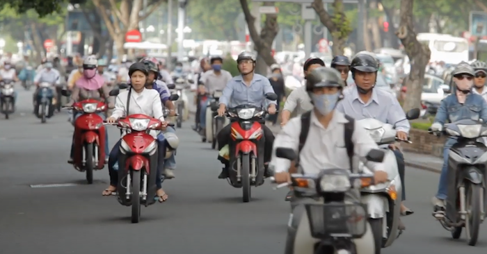Chuyên gia cho biết kinh tế Việt Nam đã tụt từ hạng sao xuống dưới trung bình do ảnh hưởng từ Covid-19 (ảnh chụp màn hình video Youtube).