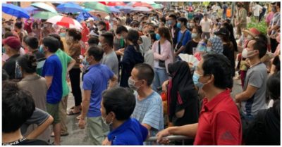 Trong một ngày, 2 điểm tiêm vắc xin ở Hà Nội người dân đến quá đông, không đảm bảo giãn cách