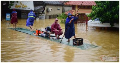 Cập nhật bão số 5: Dự kiến đổ bộ sáng mai, nguy cơ ngập lụt ở 40 huyện miền Trung, hiện gây mưa to diện rộng, đã có người chết do lũ cuốn trôi
