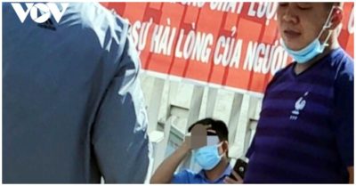 Bác sĩ móc nối với nhân viên giữ xe nhận tiền tiêm vắc xin Covid-19