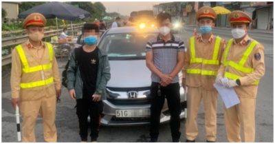 Tài xế giấu trẻ em trong cốp ôtô để vượt chốt kiểm dịch