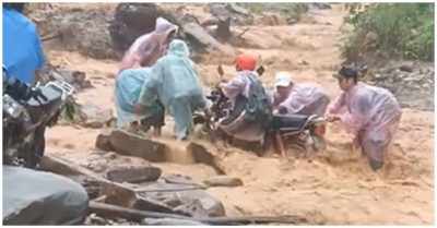 Clip: Khoảnh khắc nhóm người liều mình vượt dòng lũ cuồn cuộn để về nhà