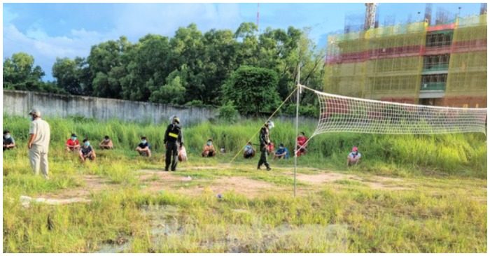 Nhóm thanh niên tụ tập đánh bóng chuyền (ảnh chụp màn hình trên báo Tiền Phong).