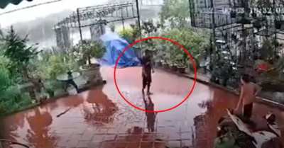 Video khoảnh khắc người đàn ông đứng giữa sân suýt bị sét đánh trúng
