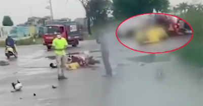 Clip: Khoảnh khắc đôi nam nữ sau khi bị sét đánh trúng ở Hà Nội