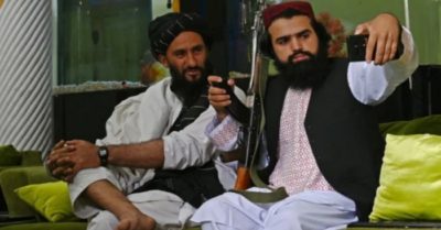 Taliban cảnh báo binh lính quá ham mê selfie, chơi công viên, cưỡi thuyền thiên nga