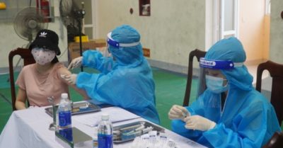 Tiêm 2 mũi vắc xin Covid-19 chỉ cách nhau 10 phút, nữ giáo viên nói gì?