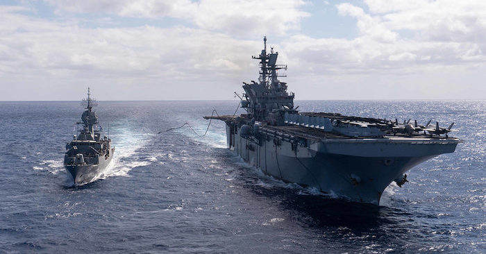 Trung Quốc phẫn nộ vì cơ chế an ninh giữa Mỹ, Anh, Úc, một thỏa thuận mới được cho là nhắm vào sự hung hăng của Bắc Kinh ở Biển Đông. Trong ảnh, hải quân Mỹ tập trận với hải quân australia vào tháng 7 năm 2021 (ảnh: Hải quân Mỹ).