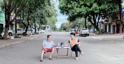 Kê bàn ra đường uống trà, chụp ảnh “sống ảo” 2 người bị phạt 6 triệu đồng