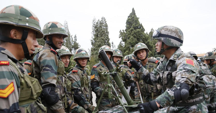 Quân đội Ấn Độ và Trung Quốc tham gia một sự kiện diễn tập chống khủng bố năm 2015 (ảnh chụp màn hình Tân Hoa Xã). Ấn Độ vào tháng 10/2021 gia tăng lực lượng chống lại mối đe dọa từ Trung Quốc.