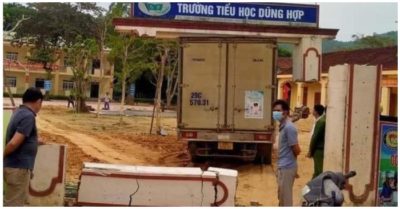 Cổng trường bị gãy đổ sau khi xe tải va chạm phần mái, lộ trụ không cốt thép