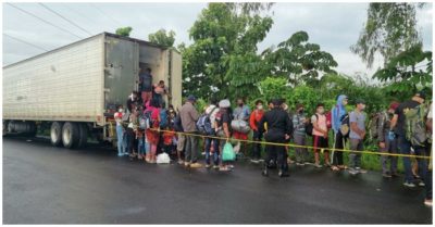 Nghe nhiều tiếng la hét từ thùng container sau xe tải ven đường, người dân báo cảnh sát phát hiện hơn 120 người di cư bên trong