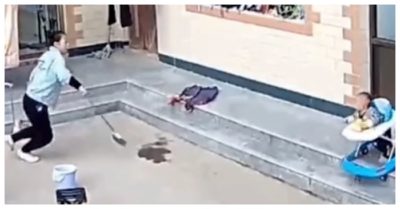 Video: Mẹ phản xạ xuất thần cứu con trai ngồi xe tập đi ngã bậc thang