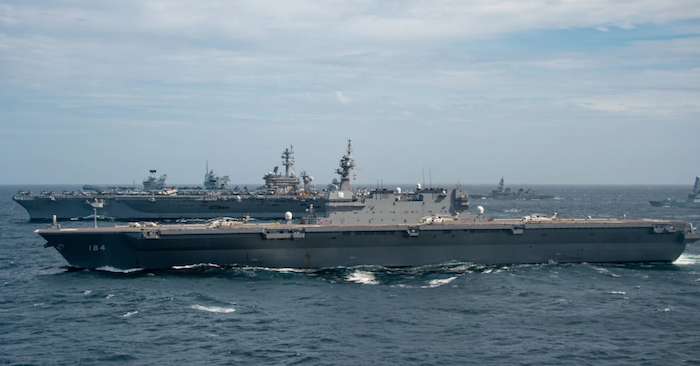 Tàu sân bay Mỹ Carl Vinson và tàu khu trục Nhật Bản JS Kaga trong một bức ảnh của Hải quân Mỹ chụp ngày 17/10/2021. Hạm đội Thái Bình Dương hôm 25/10 cho biết Mỹ - Nhật đang có cuộc tập trận ở Biển Đông.