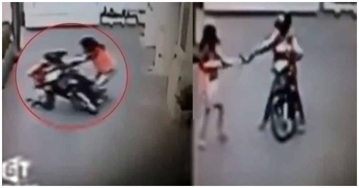 Cô gái bị tên cướp giật túi xách bất thành, sau khi giằng co cô gái còn nhặt dép trả lại tên cướp (ảnh chụp màn hình video).