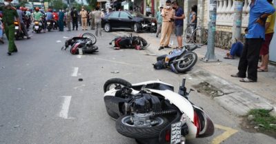 Ôtô mất lái, húc văng 6 xe máy làm nhiều người bị thương