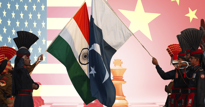 Ảnh minh họa từ Ankasam về mối quan hệ giữa Ấn Độ được Mỹ ủng hộ (bên trái) và Pakistan được Trung Quốc hậu thuẫn (bên phải).